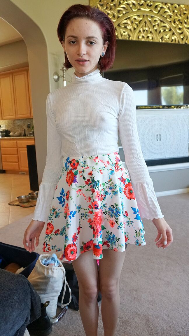 17P Lola Fae, pálida e magra, tira a roupa para mostrar seus peitos minúsculos