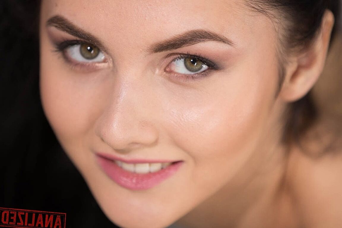 21P La dulce adolescente Belle Claire expone sus tetas naturales y hace posturas de yoga desnuda