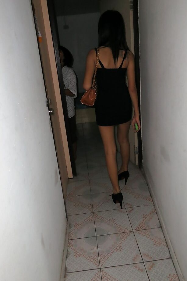 16P La transsexuelle asiatique sexy Honey se fait branler et se fait sodomiser à cru