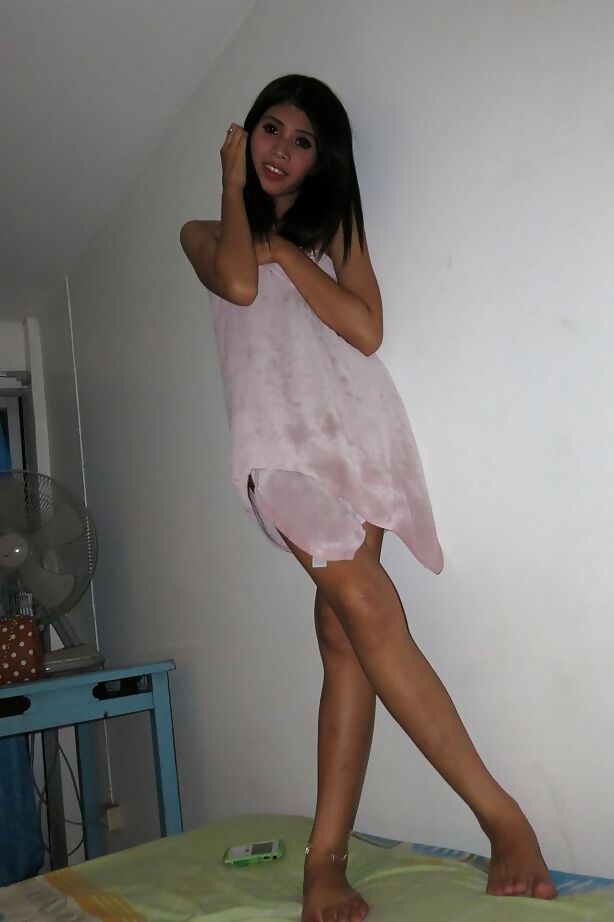 16P La transsexuelle asiatique sexy Honey se fait branler et se fait sodomiser à cru
