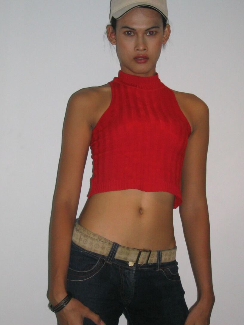 21P Glamourosa travesti tailandesa Pinky brincando com sua salsicha e dedilhando seu cu