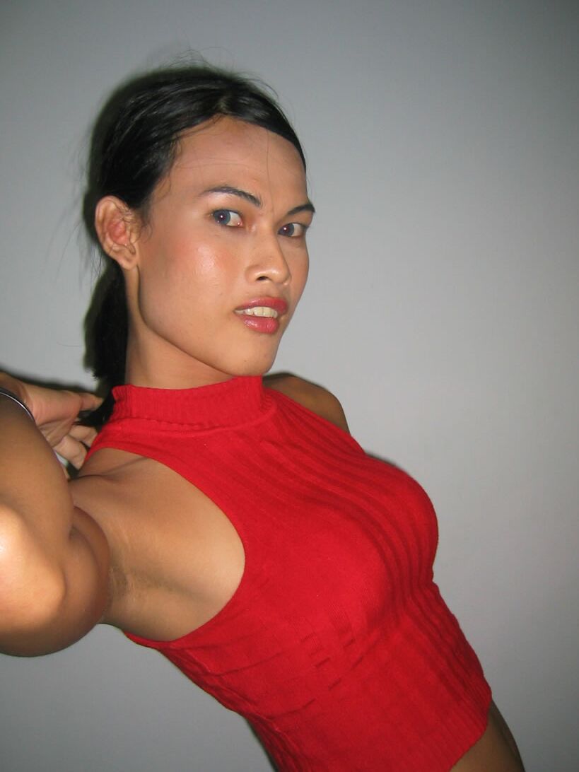 21P Glamourosa travesti tailandesa Pinky brincando com sua salsicha e dedilhando seu cu