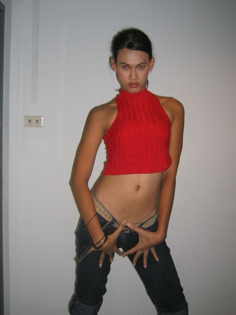 21P Glamourosa travesti tailandesa Pinky brincando com sua salsicha e dedilhando seu cu