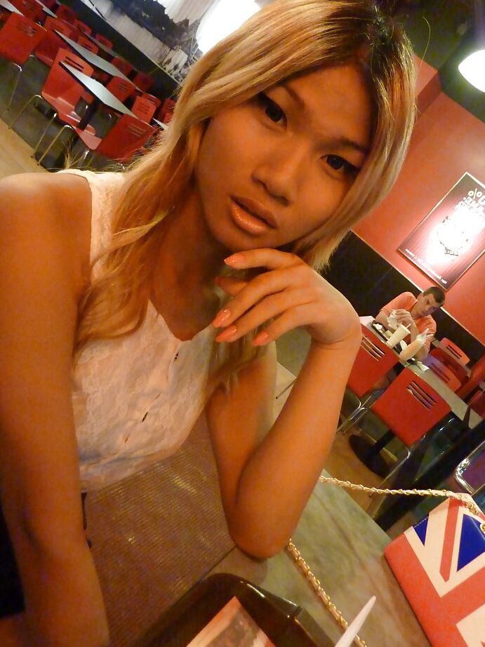 16P Ladyboy tailandês inocente Fourfan mostra pau travesti peludo no banheiro