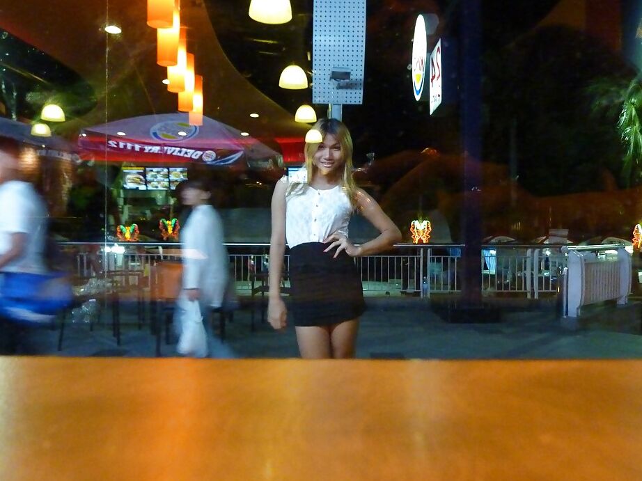 16P Ladyboy tailandês inocente Fourfan mostra pau travesti peludo no banheiro