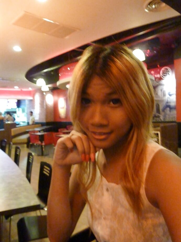 16P Ladyboy tailandês inocente Fourfan mostra pau travesti peludo no banheiro