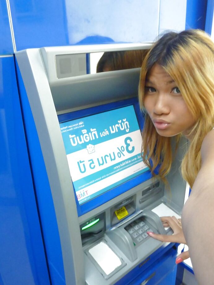 16P Ladyboy tailandês inocente Fourfan mostra pau travesti peludo no banheiro