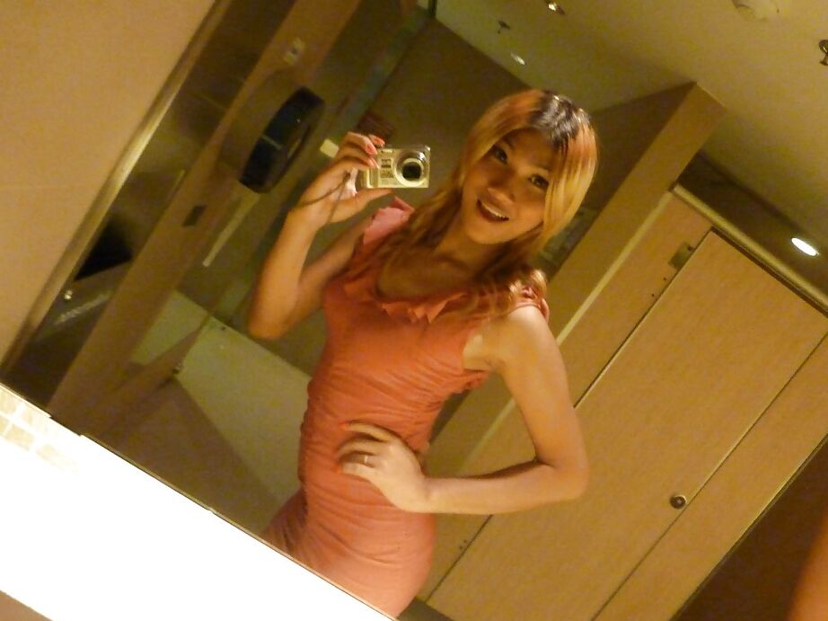 16P Ladyboy tailandês inocente Fourfan mostra pau travesti peludo no banheiro