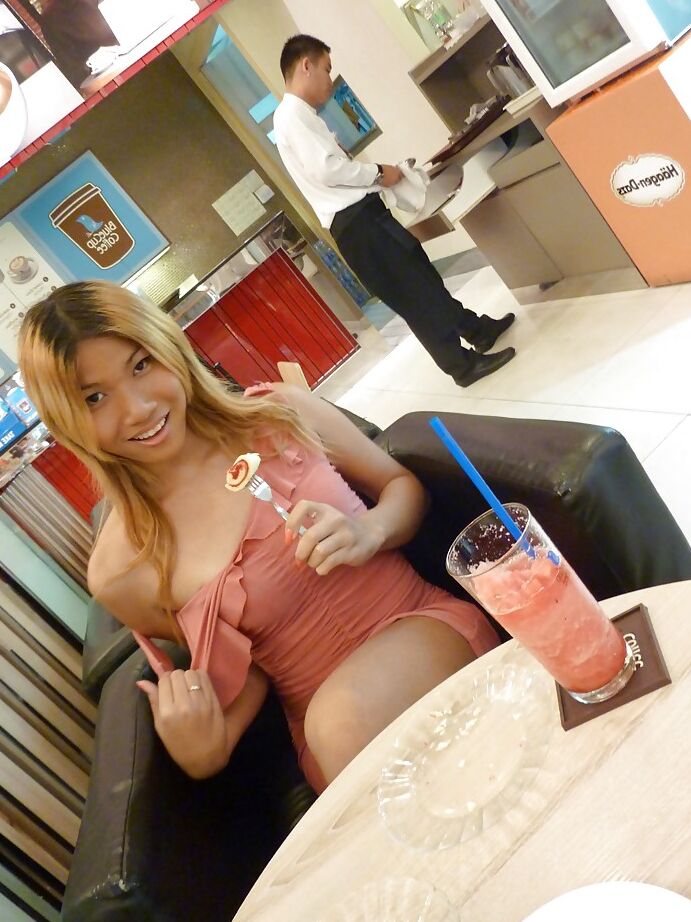16P Ladyboy tailandês inocente Fourfan mostra pau travesti peludo no banheiro