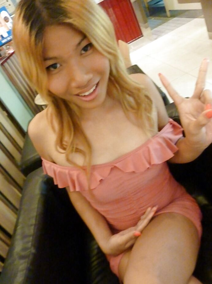 16P Ladyboy tailandês inocente Fourfan mostra pau travesti peludo no banheiro
