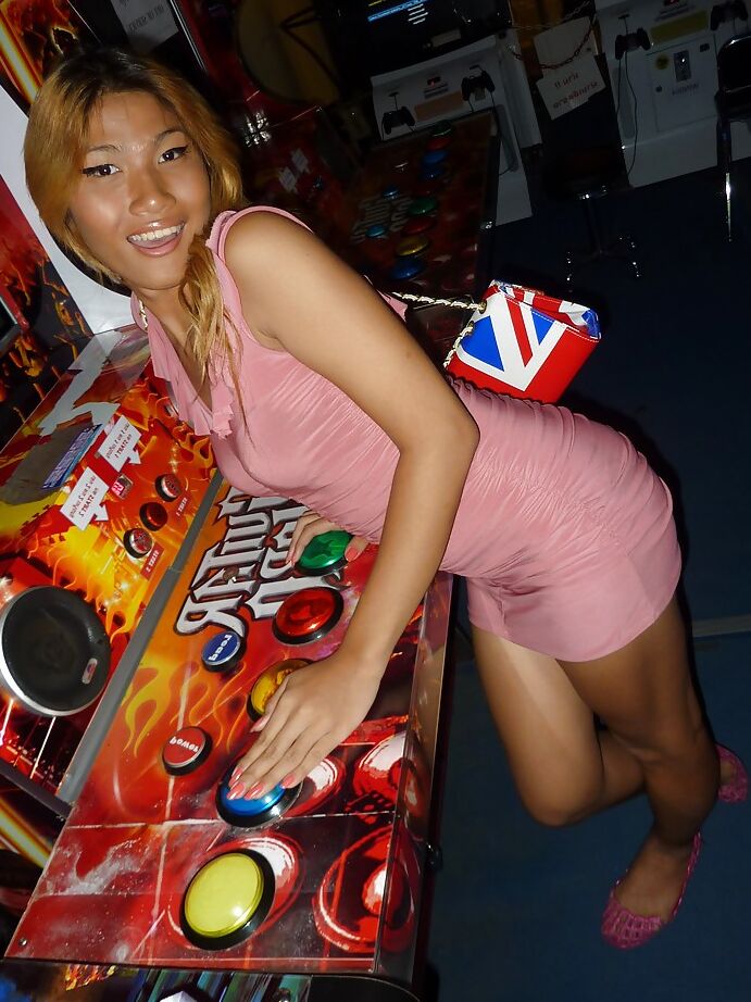 16P Ladyboy tailandês inocente Fourfan mostra pau travesti peludo no banheiro