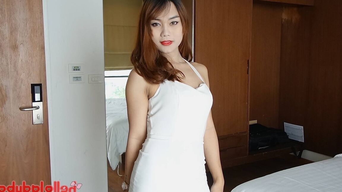 12P 22 Jahre alter thailändischer Ladyboy wird gefickt und lutscht einen Touristenschwanz und bekommt einen