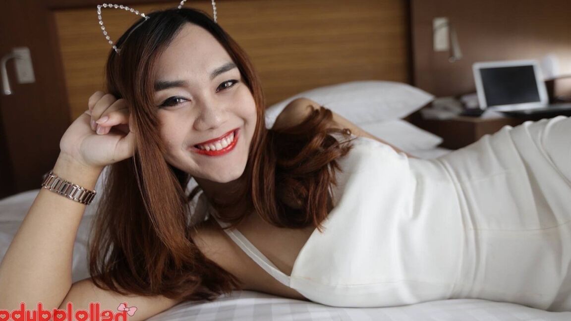 12P 22 Jahre alter thailändischer Ladyboy wird gefickt und lutscht einen Touristenschwanz und bekommt einen