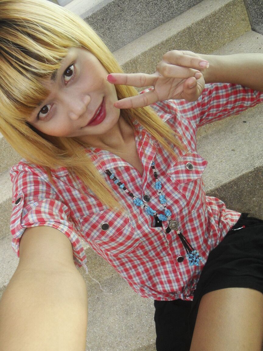 17P Ladyboy asiatique blonde avec une petite bite expose des nus au photographe en extérieur