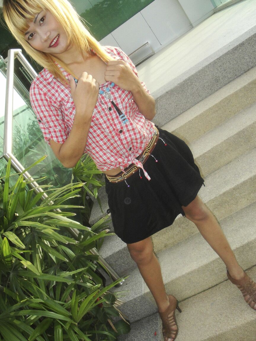 17P Ladyboy asiatique blonde avec une petite bite expose des nus au photographe en extérieur