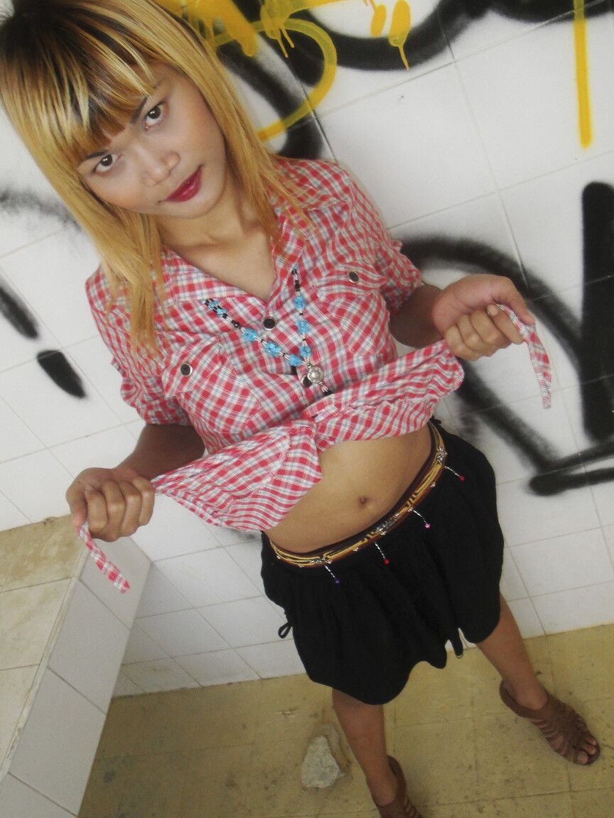 17P Ladyboy asiatique blonde avec une petite bite expose des nus au photographe en extérieur