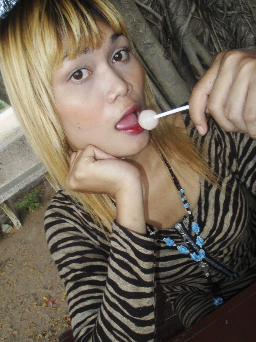 17P Ladyboy asiatique blonde avec une petite bite expose des nus au photographe en extérieur
