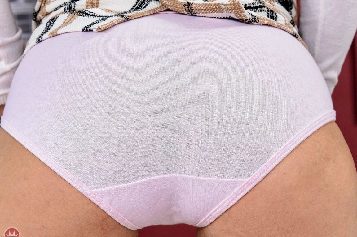 21P La madura americana Lisa Smith dando excitantes primeros planos de su coño abierto