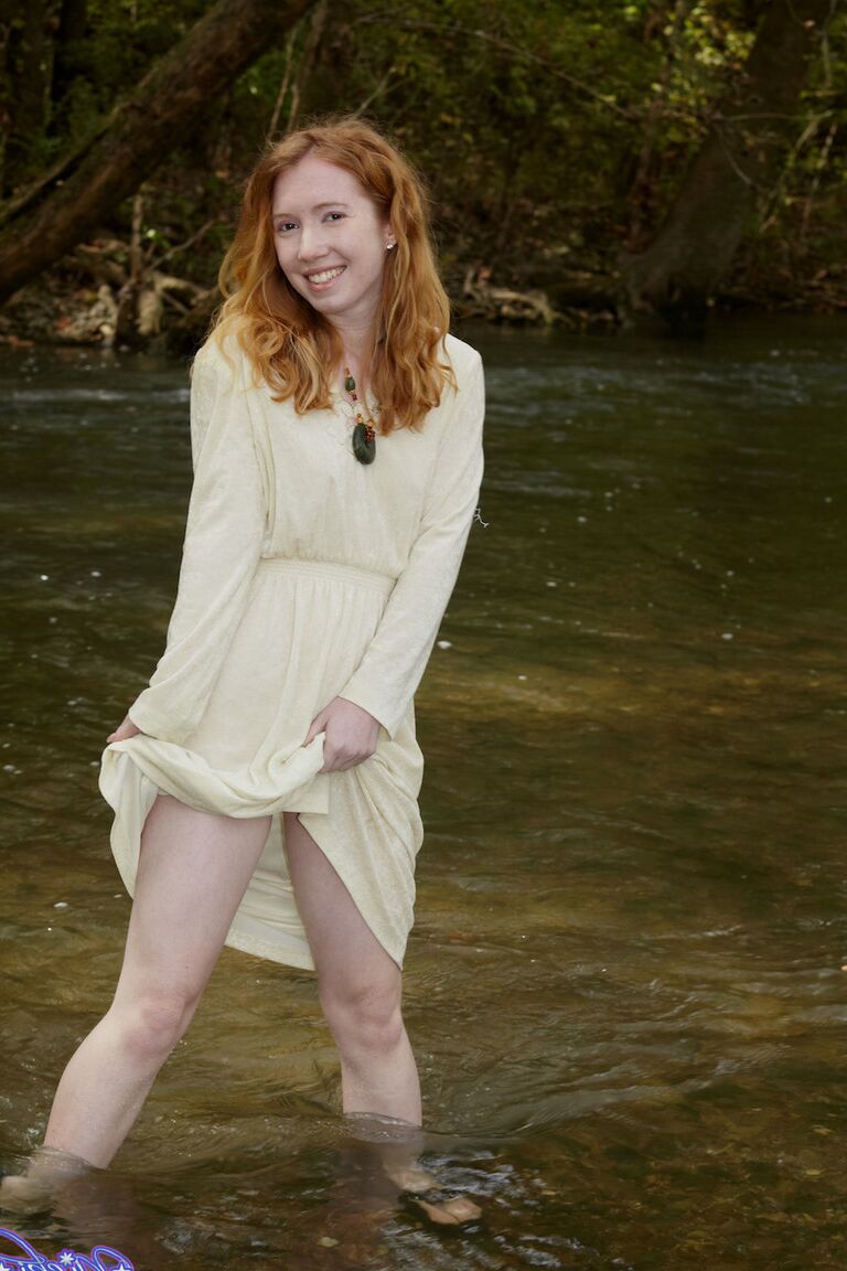 21P Der rothaarige amerikanische Pornostar Nicki Blue enthüllt ihren süßen Arsch im Fluss