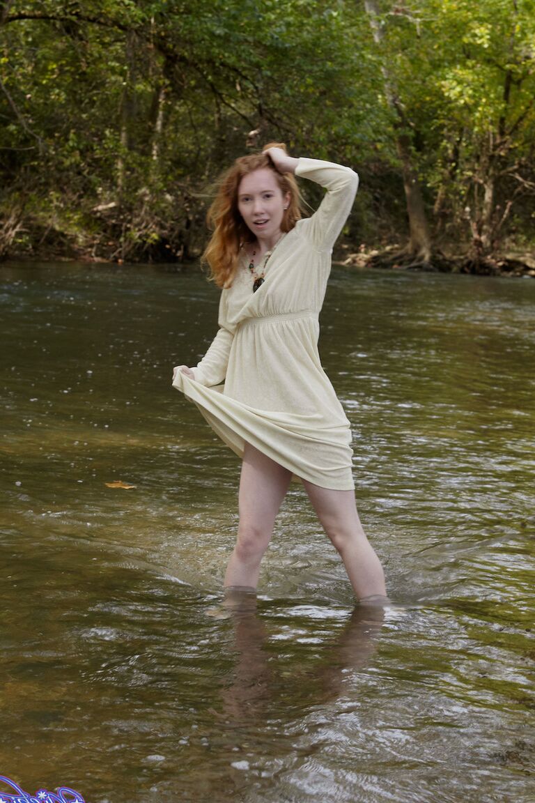 21P Der rothaarige amerikanische Pornostar Nicki Blue enthüllt ihren süßen Arsch im Fluss