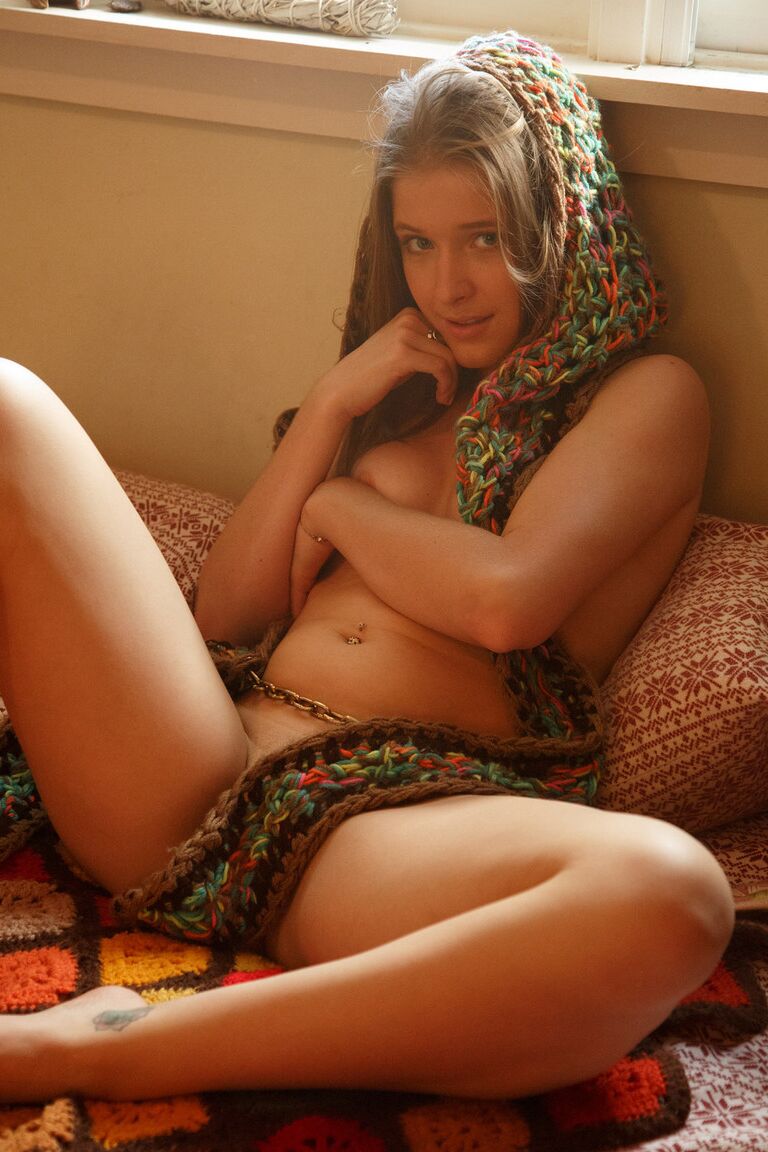 12P Petite adolescente Nolwenn Glass posando em sua lingerie provocante em casa