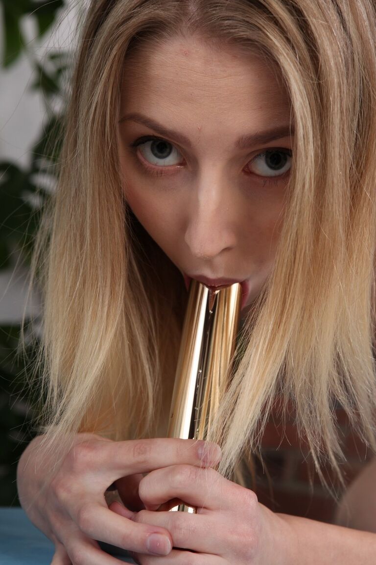 21P Goldie G, une jeune blonde élancée, montre elle-même ses seins et ses jouets après avoir pissé