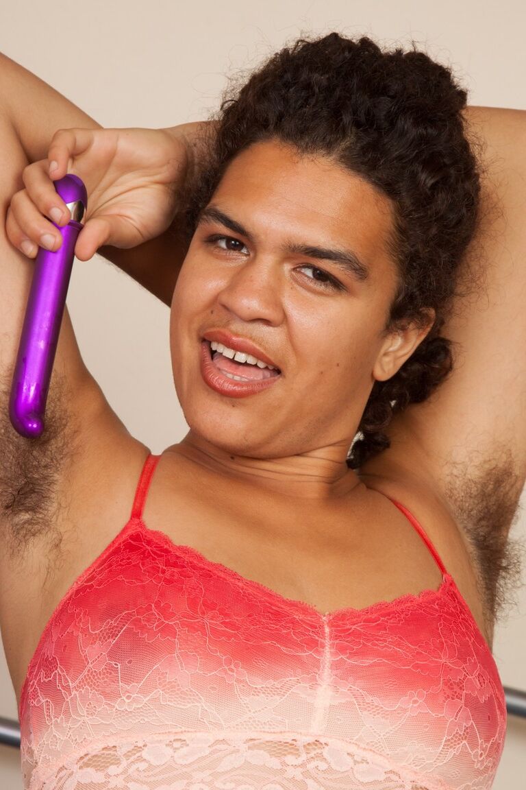 17P Morena exótica com corpo peludo Yonique brinca com brinquedo roxo na cama