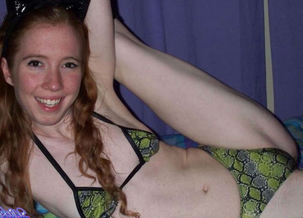 21P La pelirroja pecosa Nicki Blue se burla con sus pequeñas tetas y su vagina calva
