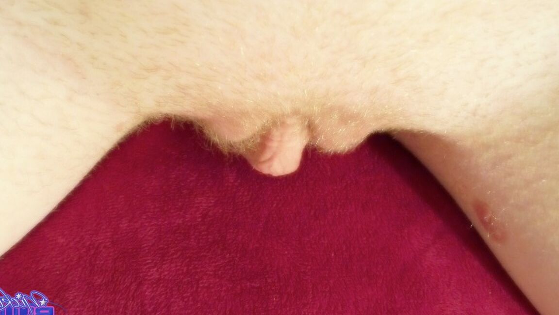 21P La pelirroja pecosa Nicki Blue se burla con sus pequeñas tetas y su vagina calva