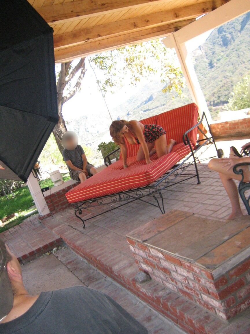 21P Fantastique MILF aux gros seins Sienna West se prépare pour une séance photo