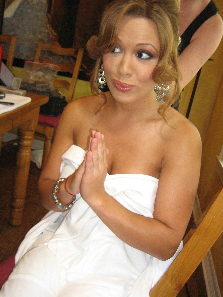 21P Fantastique MILF aux gros seins Sienna West se prépare pour une séance photo