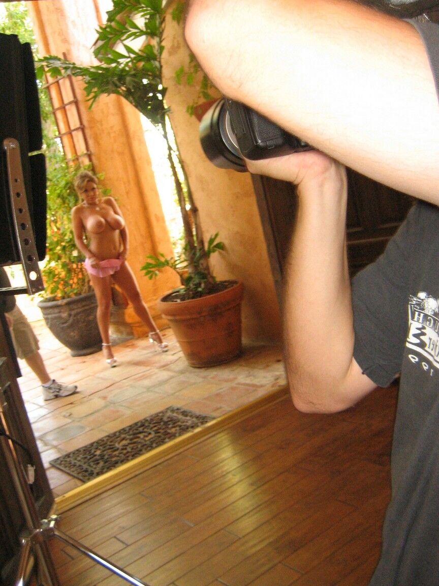 21P Fantastique MILF aux gros seins Sienna West se prépare pour une séance photo