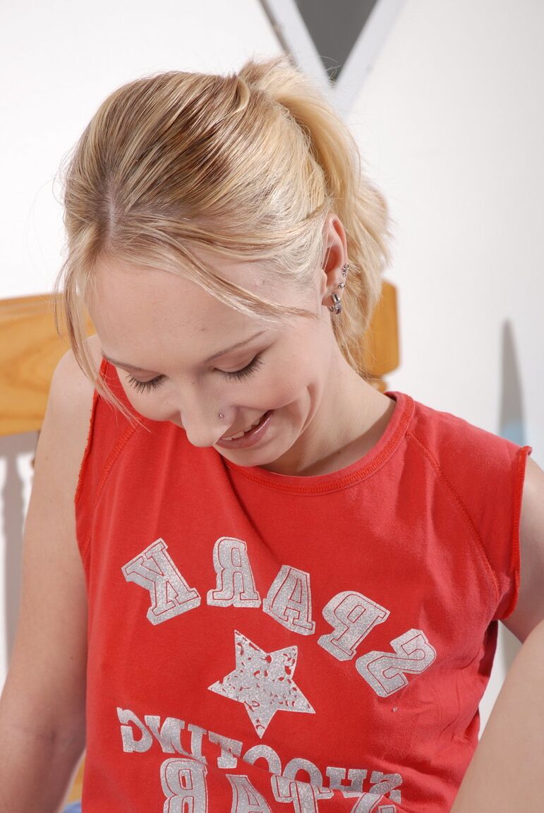 21P, la jeune américaine Cherrie expose son petit corps et met un jouet dans son manchon.