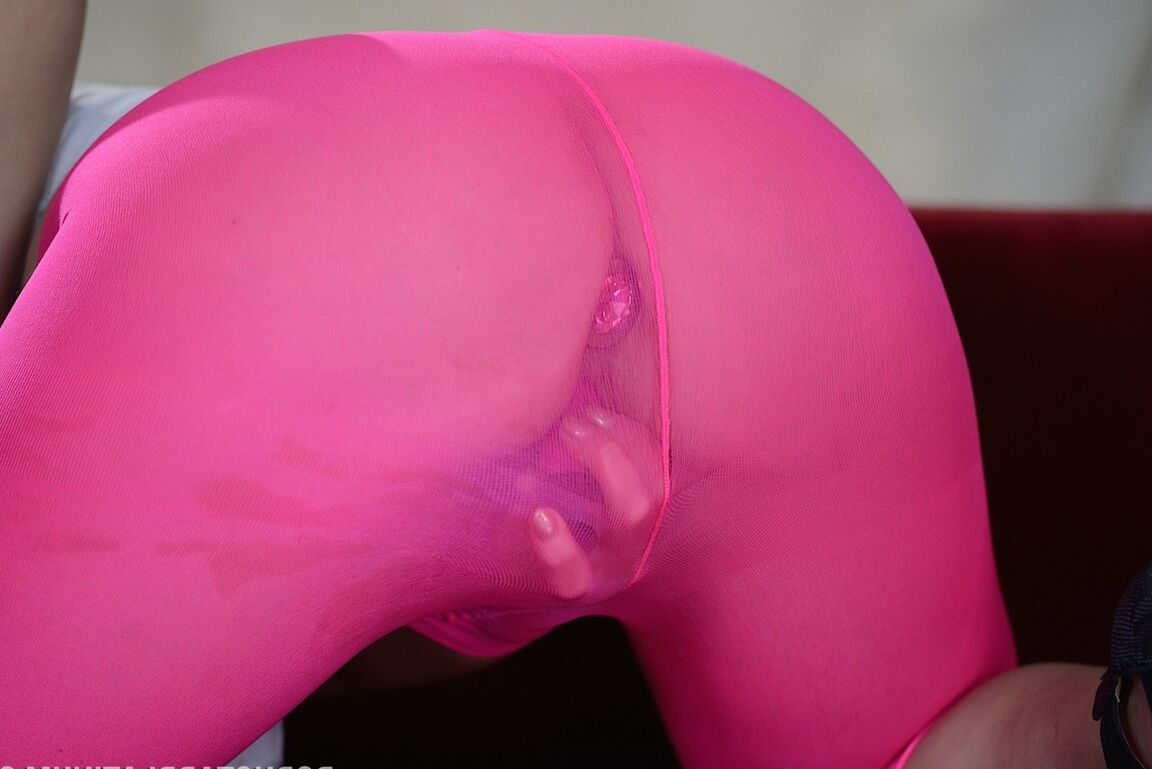 21P American nympho in pink tights Fallon West toying herself on the sofa