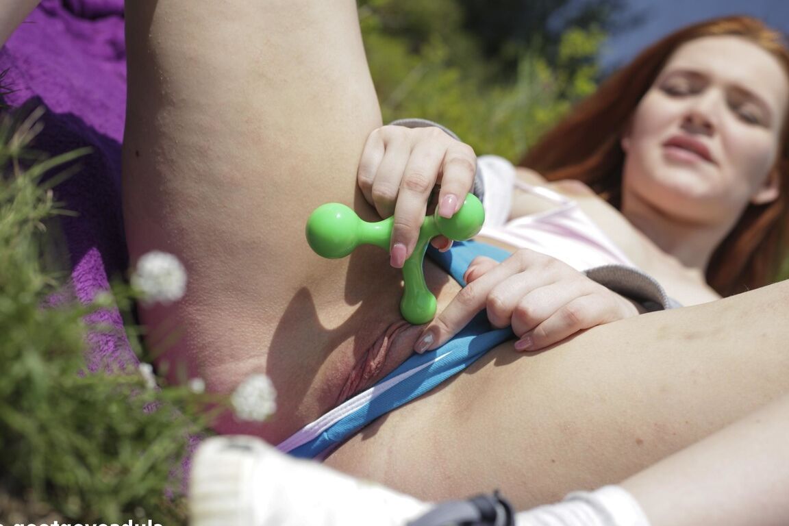 21P Shelley Bliss, une adolescente en chaleur, exhibe son cul en jouant avec sa chatte en plein air