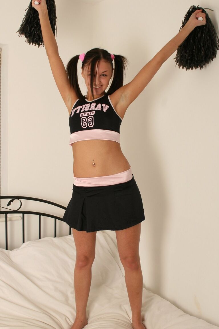 21P Die sexy Teenie-Cheerleaderin Lilly zeigt ihre Titten beim Strippen in einem Solo