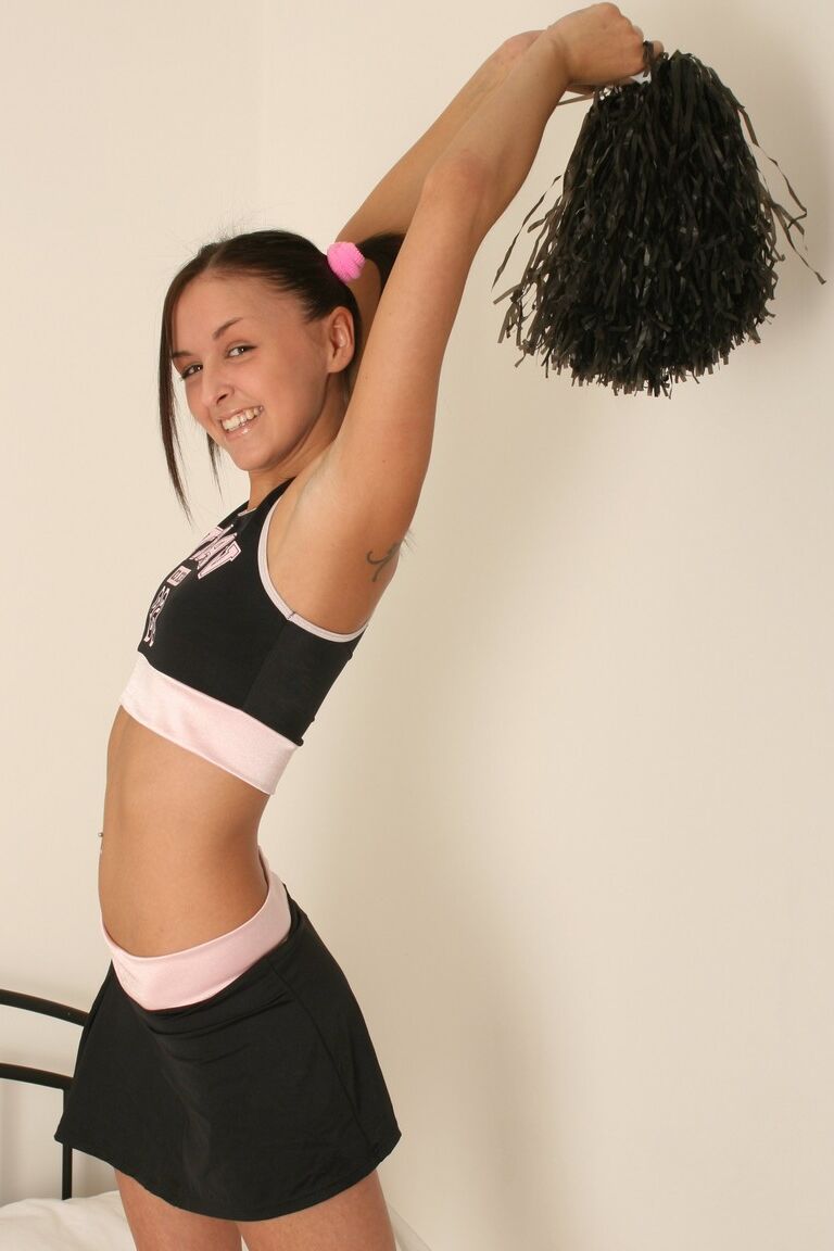 21P Die sexy Teenie-Cheerleaderin Lilly zeigt ihre Titten beim Strippen in einem Solo
