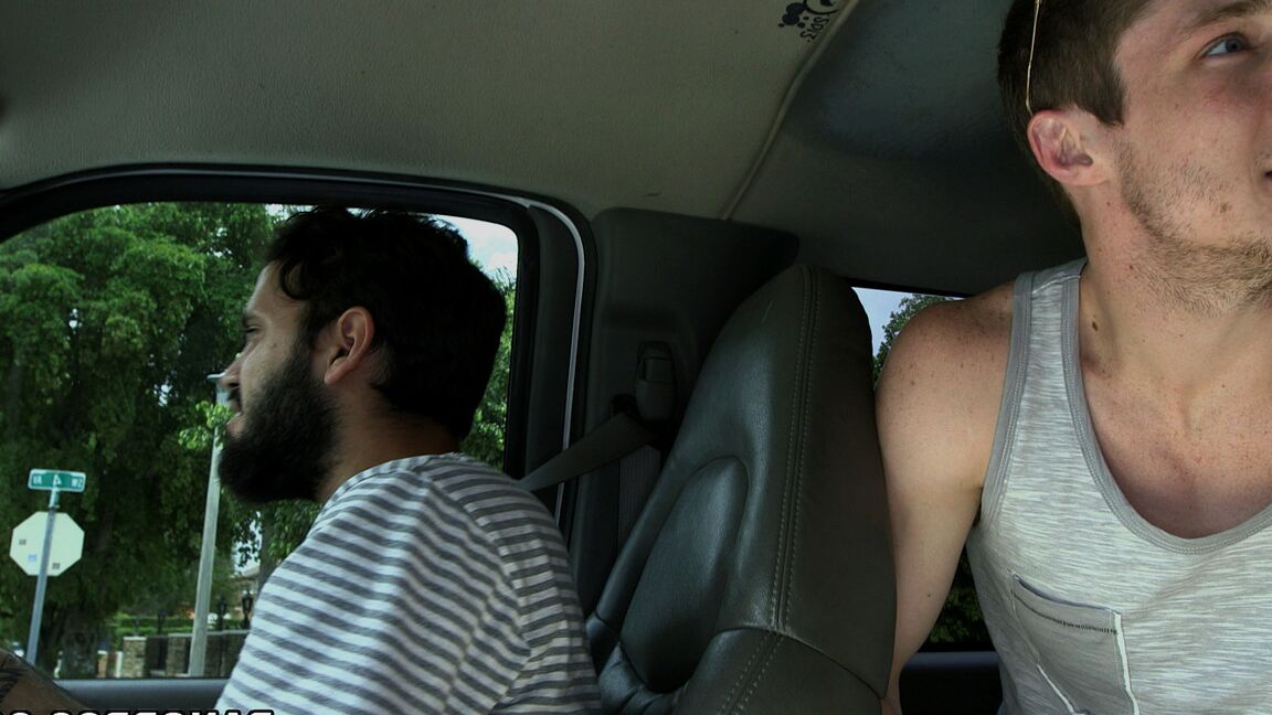 21P La douce blonde Sunny Marie écarte les jambes et chevauche une bite dans une camionnette
