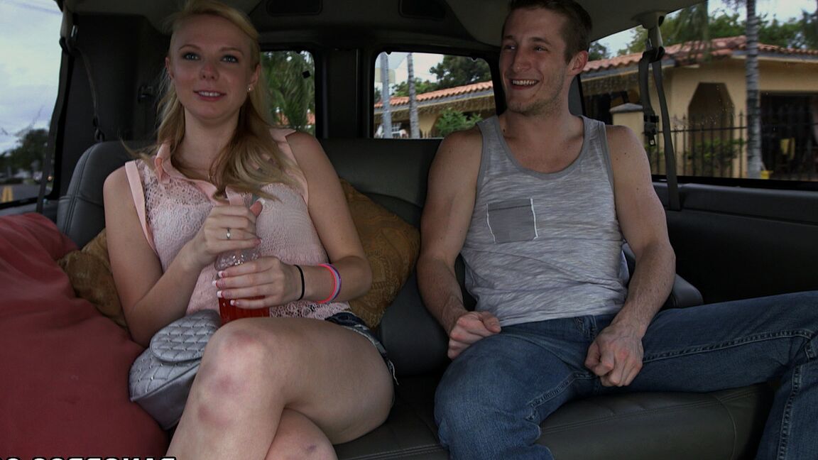 21P La douce blonde Sunny Marie écarte les jambes et chevauche une bite dans une camionnette