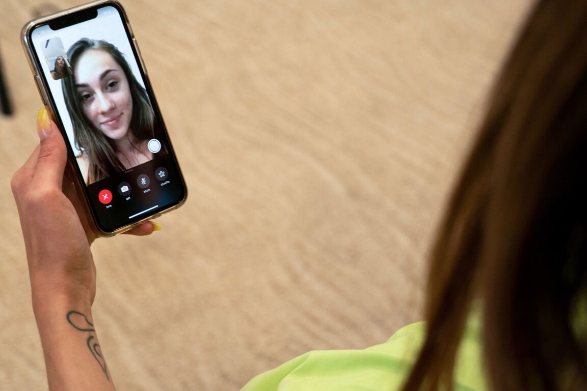 21P Skinny Teen Natalia Nix enthüllt ihre kleinen Titten und reitet einen Ständer in ihrem Schlafzimmer