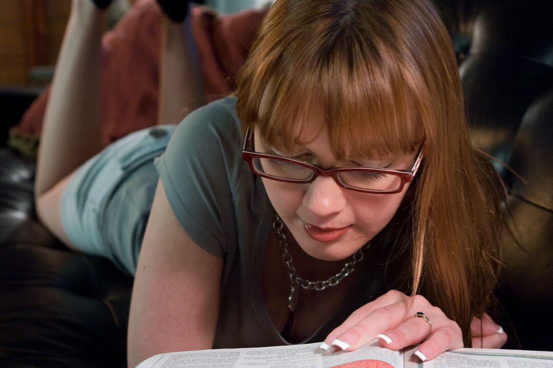 21P Nerdy ginger Marie McCray reaches orgasm as she gets banged by a machine