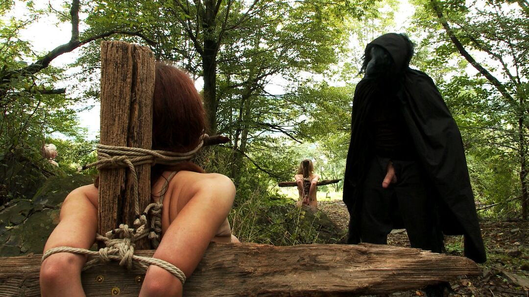 21P Die gefesselten Sexsklaven Cherry Torn und Iona Grace werden im Wald ins Gesicht gefickt