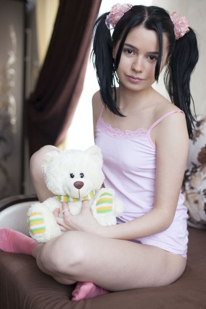 20P A linda adolescente Rozie mostra sua fenda apertada depois de largar seu brinquedo de pelúcia