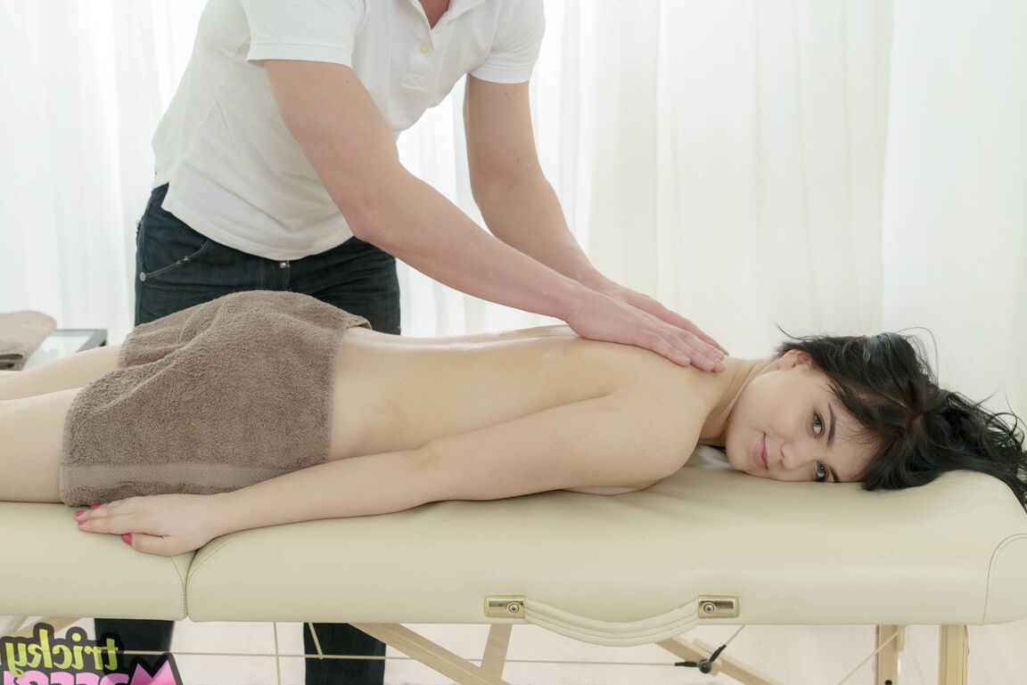 21P Teen Tetti Dew Korti expose sa chatte et se fait défoncer après un massage