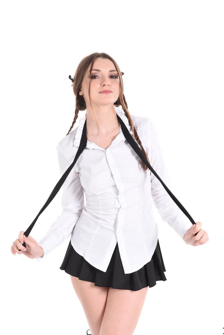 15P Das hübsche Mädchen Monika May gibt sich einen Dildo in die Muschi, nachdem sie ihre schwarzen Kniestrümpfe ausgezogen hat