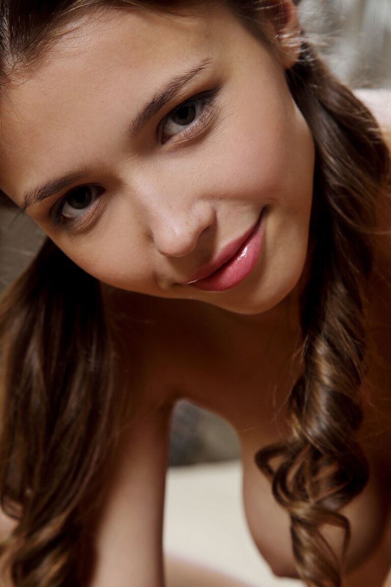 21P Mila Azul, une ado sexy au corps athlétique, dévoile ses juggs et pose nue