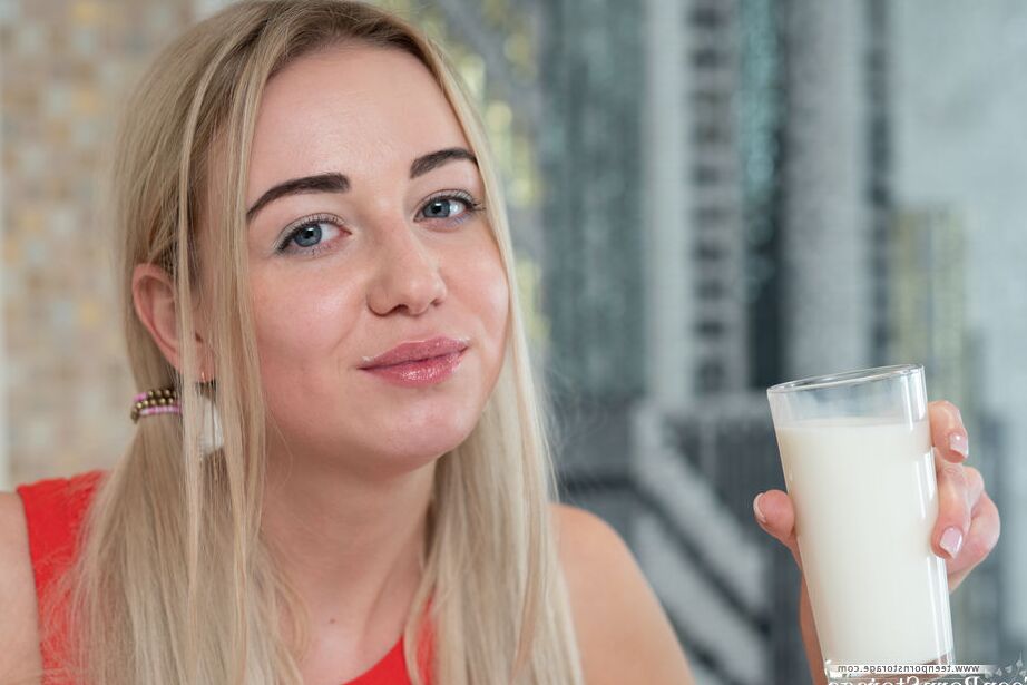 20P La joven rubia tetona Iva se desnuda sobre un gran vaso de leche