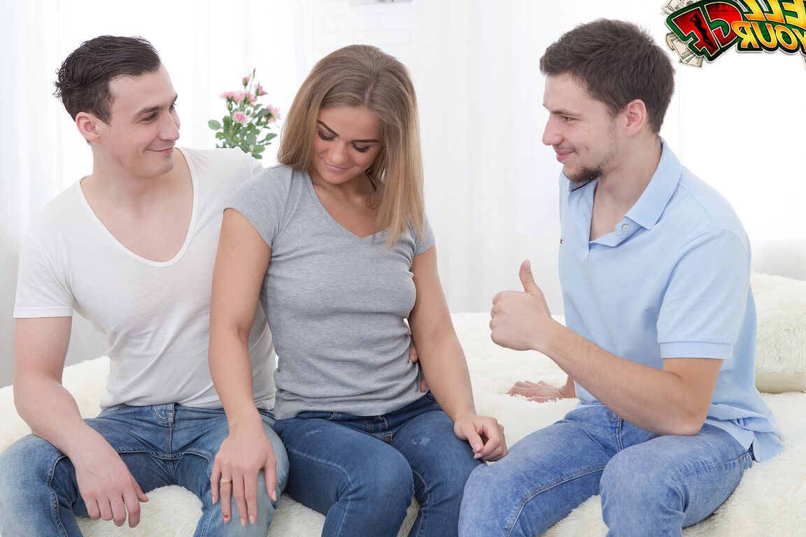21P A loira totalmente natural russa Jenny Manson trai seu homem com seu amigo