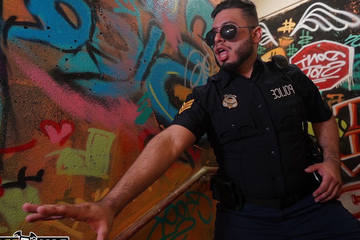 21P La joven de pelo negro Jane Wilde es follada por el culo por un oficial de policía