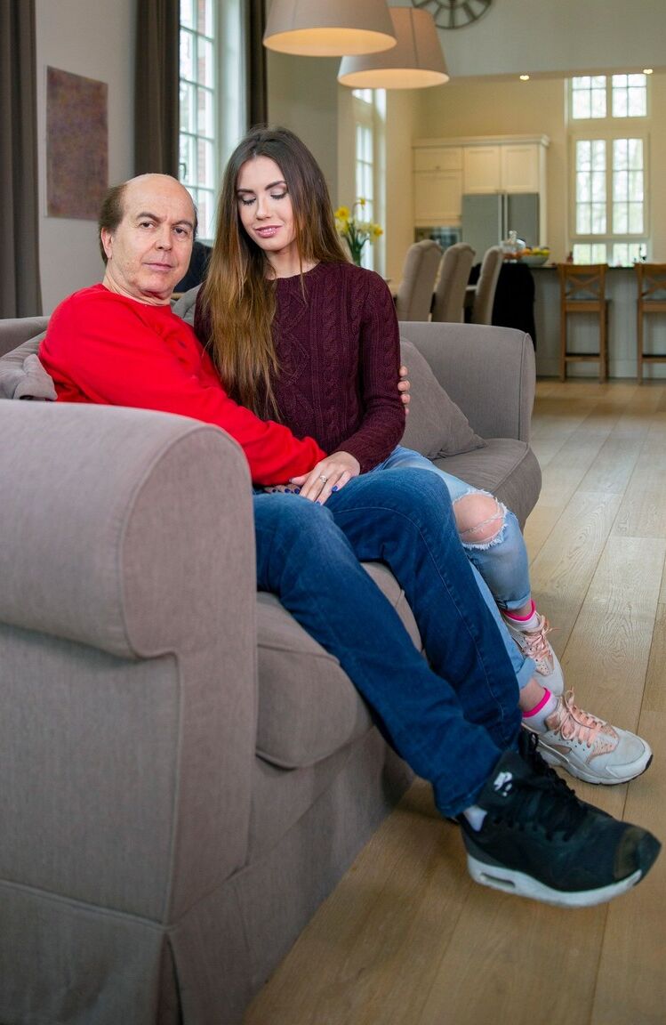 21P La jolie petite adolescente Elle Rose a des relations sexuelles orales avec son ancien amant en position 69